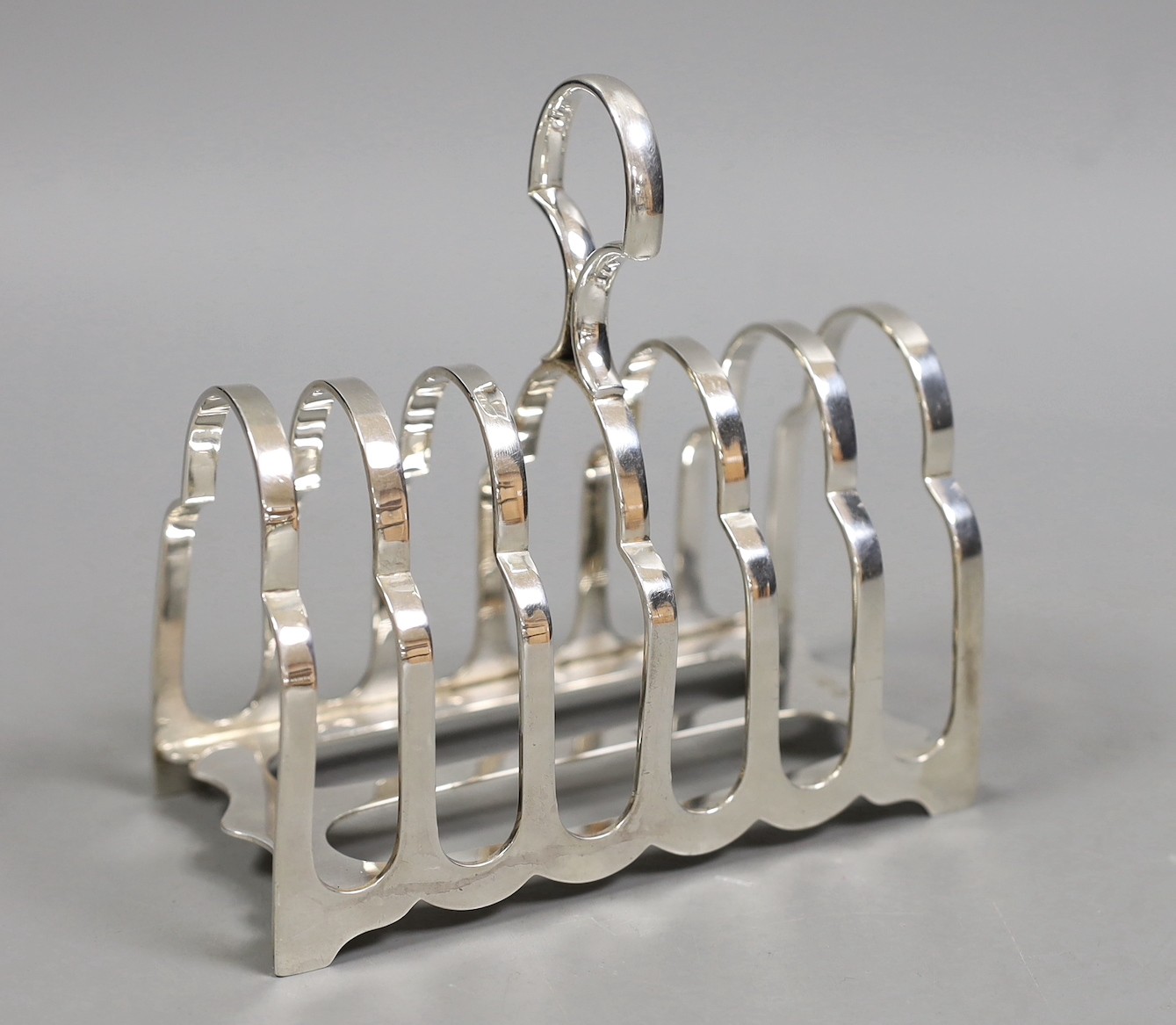 A George V silver seven bar toast rack, George Howson, Sheffield, 1926, length 13cm, 7.7oz.